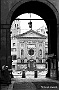 La chiesa di San Clemente vista dall'arco della torre dell'orologio (1985)